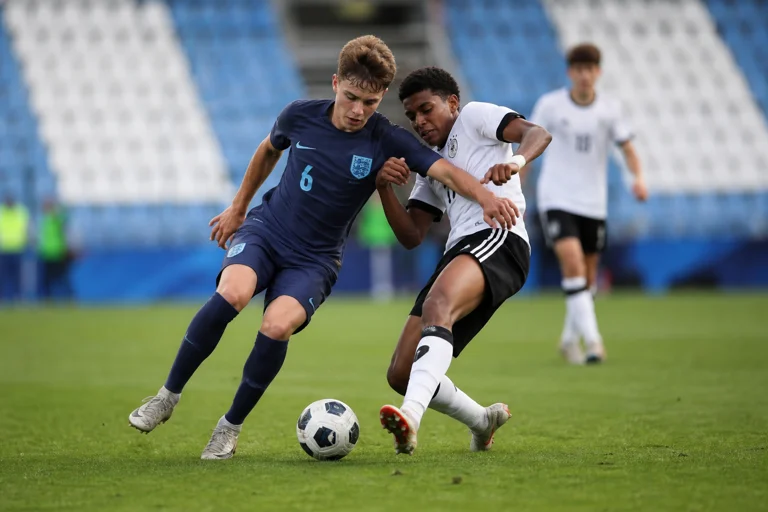 U17青年队比赛中的对抗与战术站位